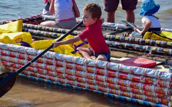 Darwin Beer Can Regatta: el encuentro de coleccionistas y creadores de esculturas con latas de cerveza vacías