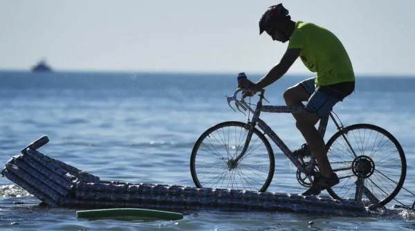 Darwin Beer Can Regatta: el encuentro de coleccionistas y creadores de esculturas con latas de cerveza vacías