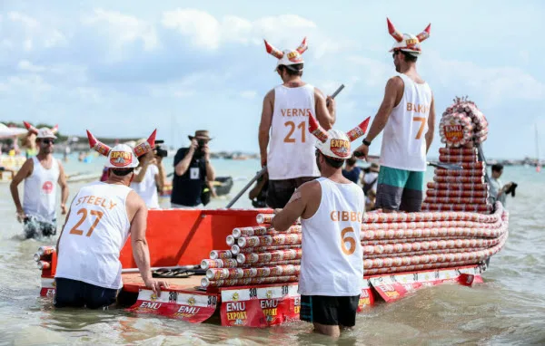 Darwin Beer Can Regatta: el encuentro de coleccionistas y creadores de esculturas con latas de cerveza vacías