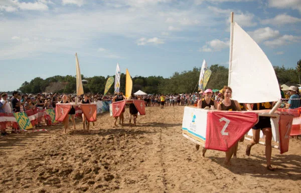 La Darwin Beer Can Regatta : le rendez-vous des collectionneurs et des créateurs de sculptures en canettes de bière vides