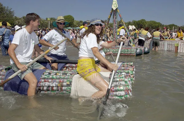 La Darwin Beer Can Regatta : le rendez-vous des collectionneurs et des créateurs de sculptures en canettes de bière vides