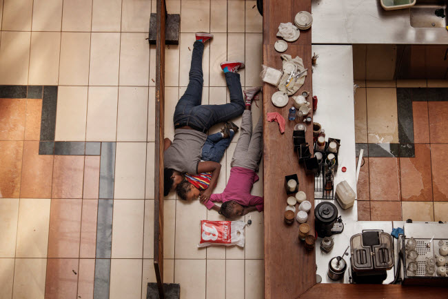 Surviving the Siege: The Heart-Stopping Story Behind Tyler Hicks' Iconic Nairobi Mall Photo